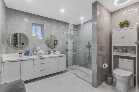 Villa ou maison à vendre à Miami, Floride: 5 chambres, 261.61 m2 № 1986448 - photo 13