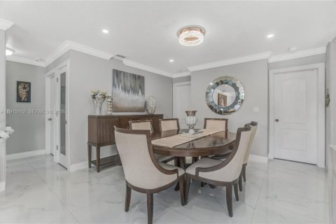 Villa ou maison à vendre à Miami, Floride: 5 chambres, 261.61 m2 № 1986448 - photo 30