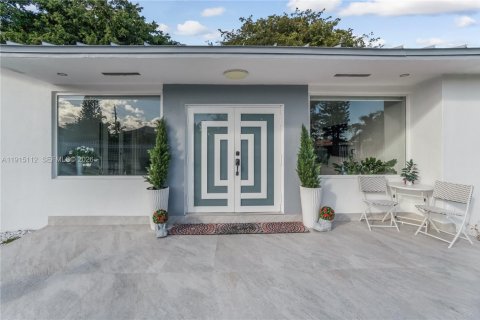 Villa ou maison à vendre à Miami, Floride: 5 chambres, 261.61 m2 № 1986448 - photo 4