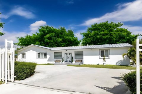 Villa ou maison à vendre à Miami, Floride: 5 chambres, 261.61 m2 № 1986448 - photo 2
