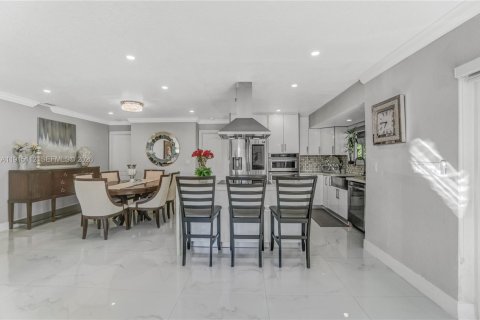 Villa ou maison à vendre à Miami, Floride: 5 chambres, 261.61 m2 № 1986448 - photo 29