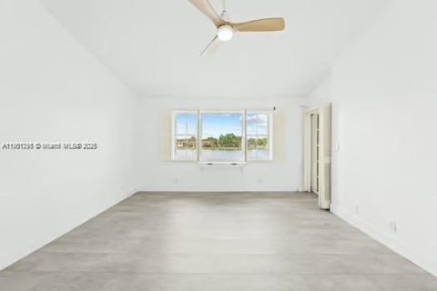 Townhouse in Miami, Florida 3 bedrooms, 193.24 sq.m. № 1953251 - photo 8