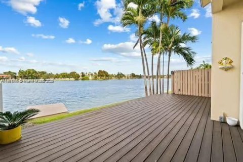 Townhouse in Miami, Florida 3 bedrooms, 193.24 sq.m. № 1953251 - photo 29