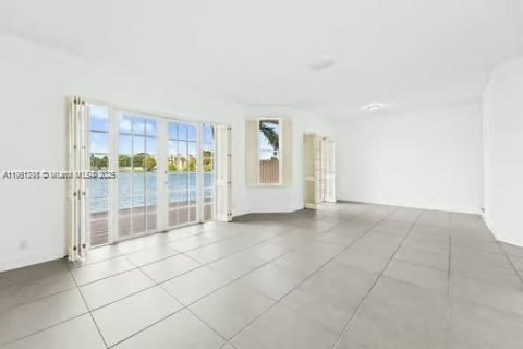 Townhouse in Miami, Florida 3 bedrooms, 193.24 sq.m. № 1953251 - photo 19