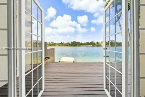 Townhouse in Miami, Florida 3 bedrooms, 193.24 sq.m. № 1953251 - photo 21