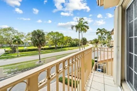 Townhouse in Miami, Florida 3 bedrooms, 193.24 sq.m. № 1953251 - photo 10