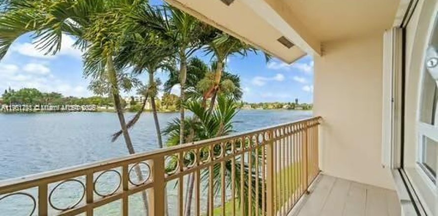 Townhouse in Miami, Florida 3 bedrooms, 193.24 sq.m. № 1953251