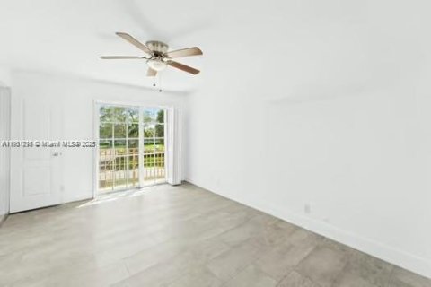 Townhouse in Miami, Florida 3 bedrooms, 193.24 sq.m. № 1953251 - photo 14