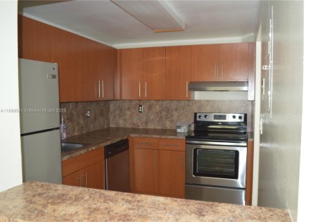 Снять в аренду кондоминиум в Уэстон, Флорида 1 спальня, 78.5м2, № 1950875 - фото 3