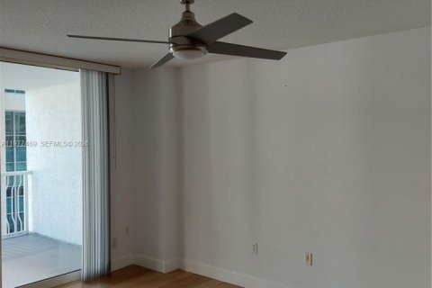 Condo in Miami, Florida, 1 bedroom  № 2041703 - photo 15