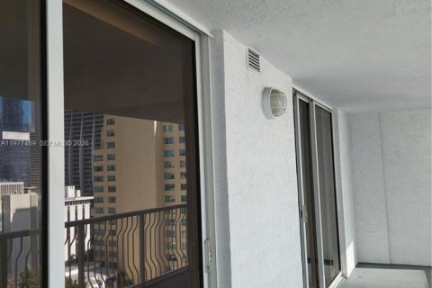 Condo in Miami, Florida, 1 bedroom  № 2041703 - photo 3