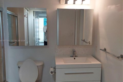 Condo in Miami, Florida, 1 bedroom  № 2041703 - photo 23