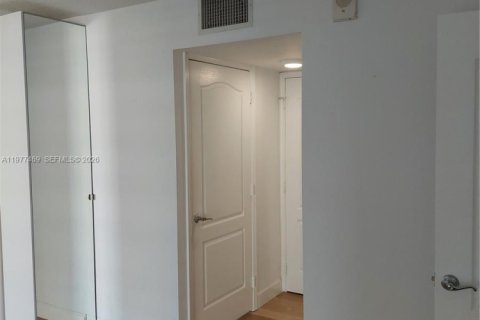 Condo in Miami, Florida, 1 bedroom  № 2041703 - photo 17