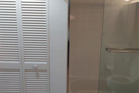 Condo in Miami, Florida, 1 bedroom  № 2041703 - photo 24