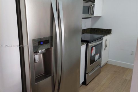 Condo in Miami, Florida, 1 bedroom  № 2041703 - photo 8