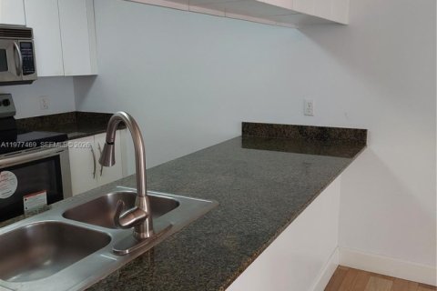 Condo in Miami, Florida, 1 bedroom  № 2041703 - photo 6
