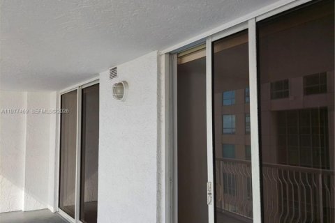 Condo in Miami, Florida, 1 bedroom  № 2041703 - photo 27