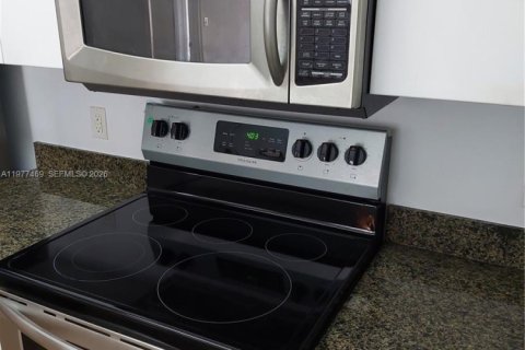 Condo in Miami, Florida, 1 bedroom  № 2041703 - photo 7