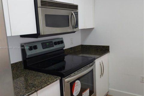 Condo in Miami, Florida, 1 bedroom  № 2041703 - photo 5