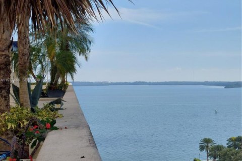 Condo in Miami, Florida, 1 bedroom  № 2041703 - photo 2