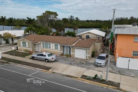 Terreno en venta en Redington Shores, Florida № 1915070 - foto 1