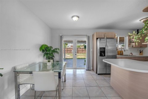 House in Miami, Florida 3 bedrooms, 98.1 sq.m. № 1883801 - photo 11