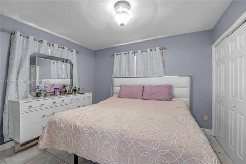 House in Miami, Florida 3 bedrooms, 98.1 sq.m. № 1883801 - photo 16