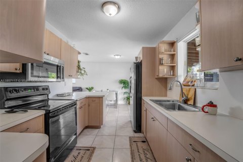 House in Miami, Florida 3 bedrooms, 98.1 sq.m. № 1883801 - photo 12