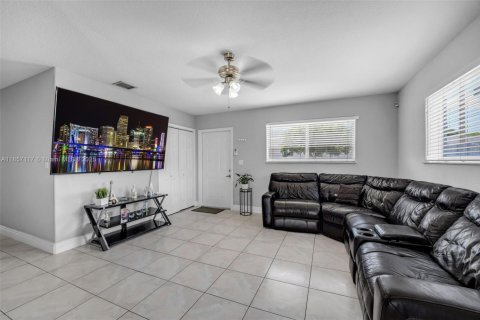 House in Miami, Florida 3 bedrooms, 98.1 sq.m. № 1883801 - photo 10