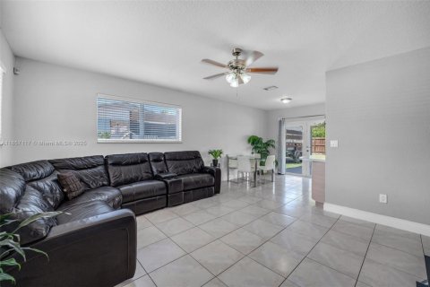 House in Miami, Florida 3 bedrooms, 98.1 sq.m. № 1883801 - photo 6