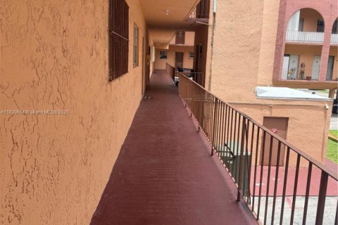 Condo in Hialeah, Florida, 2 bedrooms  № 1828336 - photo 14