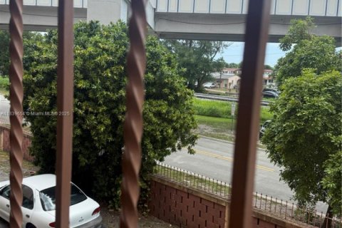 Condo in Hialeah, Florida, 2 bedrooms  № 1828336 - photo 13