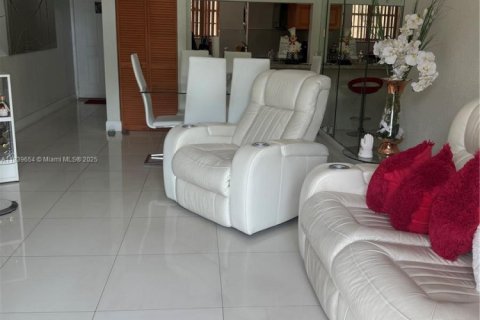 Condo in Hialeah, Florida, 2 bedrooms  № 1828336 - photo 3