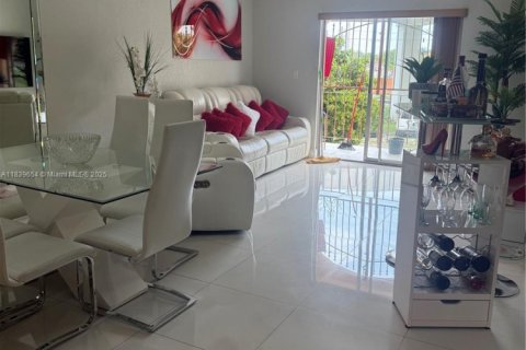 Condo in Hialeah, Florida, 2 bedrooms  № 1828336 - photo 1