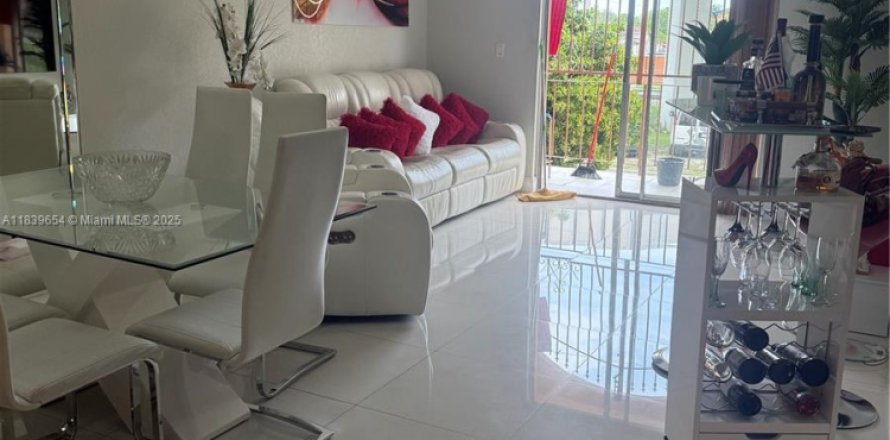 Condo in Hialeah, Florida, 2 bedrooms № 1828336