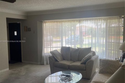 House in Pompano Beach, Florida 2 bedrooms, 160.54 sq.m. № 1848878 - photo 1