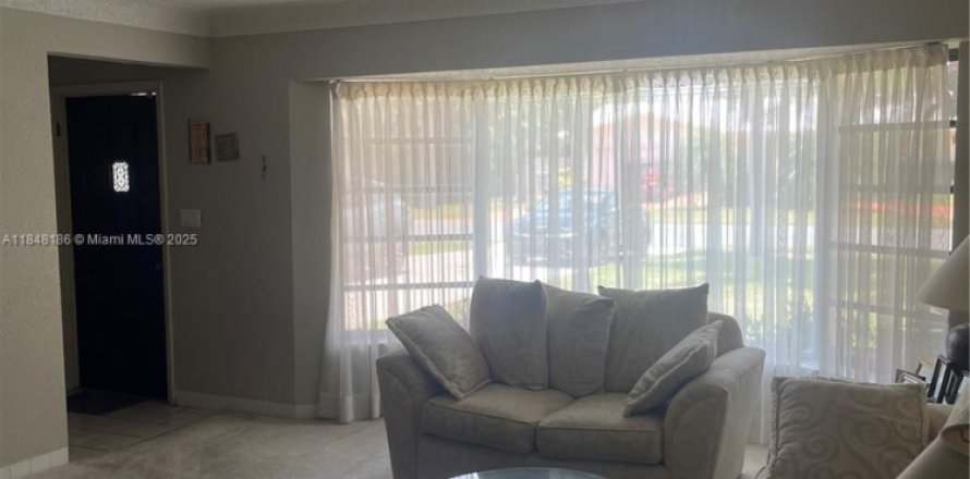 House in Pompano Beach, Florida 2 bedrooms, 160.54 sq.m. № 1848878
