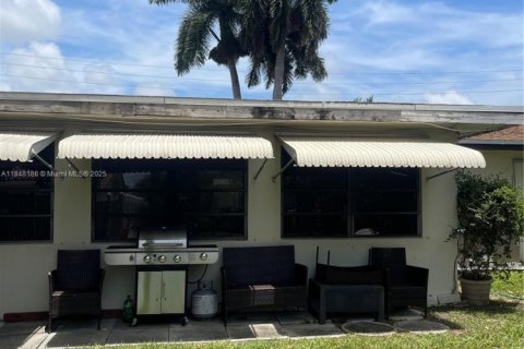 House in Pompano Beach, Florida 2 bedrooms, 160.54 sq.m. № 1848878 - photo 23