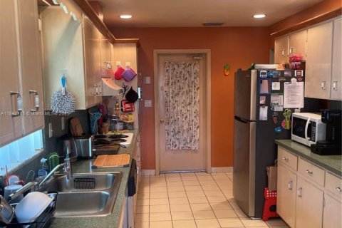 House in Pompano Beach, Florida 2 bedrooms, 160.54 sq.m. № 1848878 - photo 3
