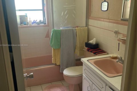 House in Pompano Beach, Florida 2 bedrooms, 160.54 sq.m. № 1848878 - photo 7