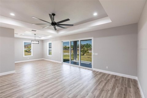 House in Cape Coral, Florida 4 bedrooms, 168.06 sq.m. № 1547837 - photo 4