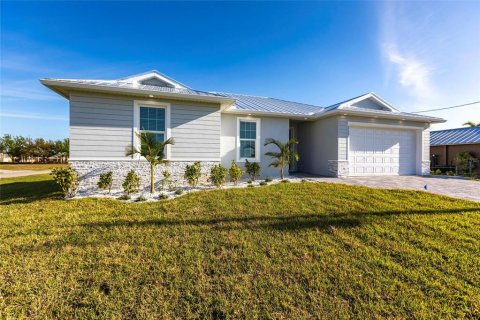 House in Cape Coral, Florida 4 bedrooms, 168.06 sq.m. № 1547837 - photo 2