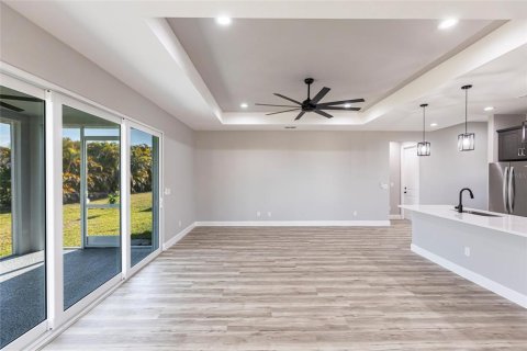 House in Cape Coral, Florida 4 bedrooms, 168.06 sq.m. № 1547837 - photo 7