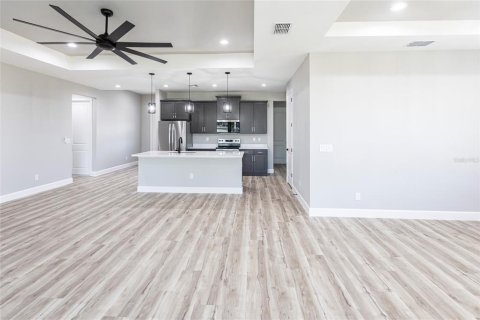 House in Cape Coral, Florida 4 bedrooms, 168.06 sq.m. № 1547837 - photo 9