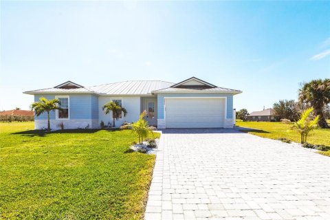 House in Cape Coral, Florida 4 bedrooms, 168.06 sq.m. № 1547837 - photo 1