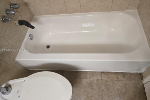 Propiedad comercial en alquiler en Hallandale Beach, Florida, 29.73 m2 № 2057679 - foto 4