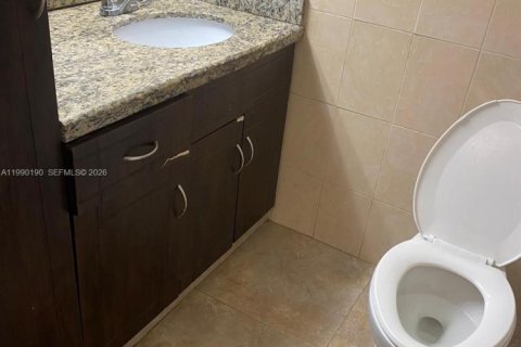 Propiedad comercial en alquiler en Hallandale Beach, Florida, 29.73 m2 № 2057679 - foto 3