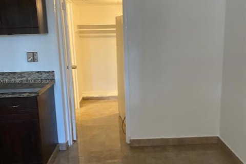 Propiedad comercial en alquiler en Hallandale Beach, Florida, 29.73 m2 № 2057679 - foto 2