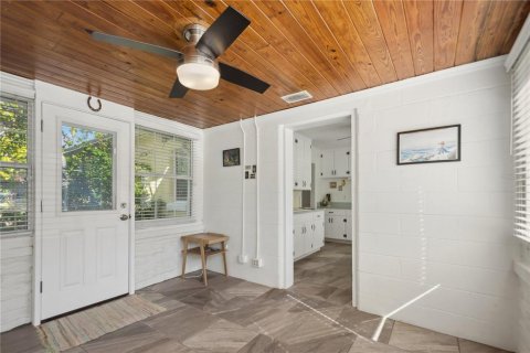 House in Saint Pete Beach, Florida 5 bedrooms, 193.98 sq.m. № 1847876 - photo 19