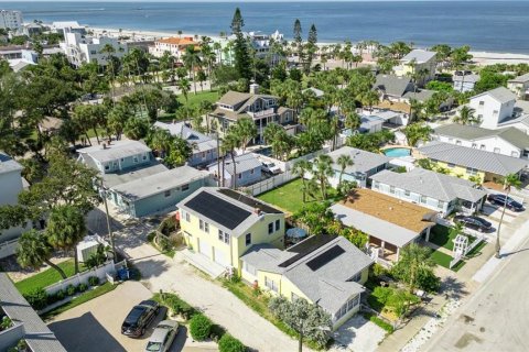 House in Saint Pete Beach, Florida 5 bedrooms, 193.98 sq.m. № 1847876 - photo 6